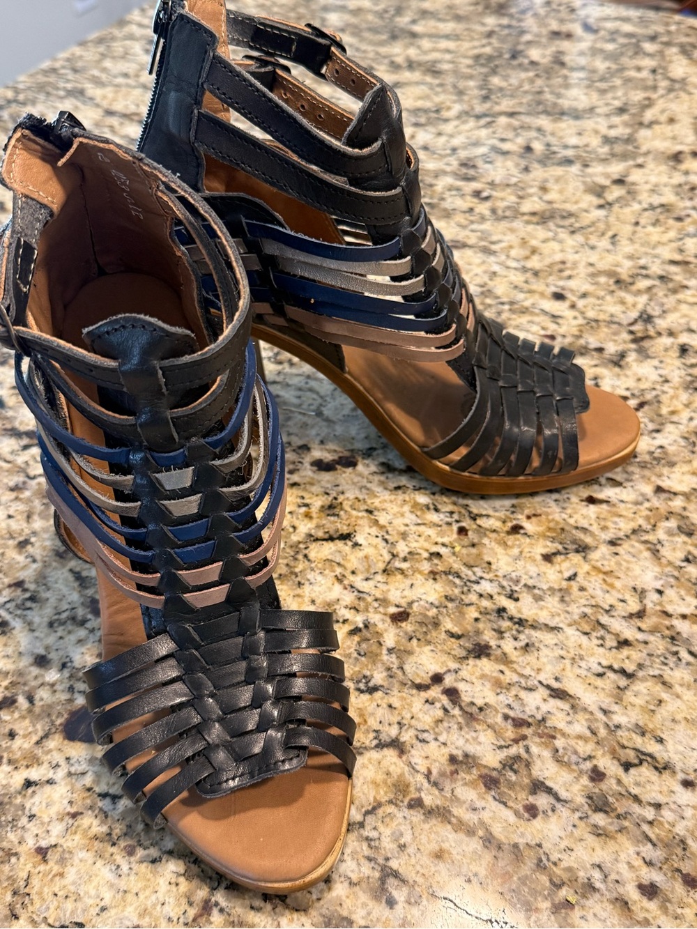 Ethnic shoes black leather strappy 3” wood heeled sandals SZ Mexico 25 US 8/8.5